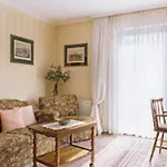 Hotel-restaurant Lindenhof ホテル